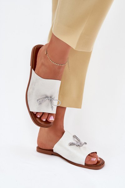 Жіночі сандалі на плоскому каблуці з декоративним зав'язуванням срібні Norela