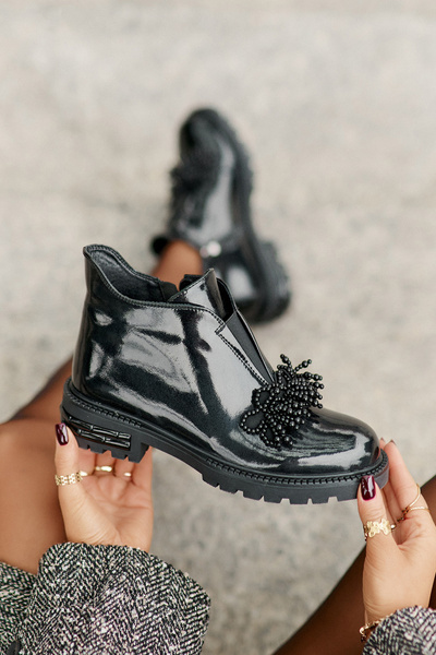 Шкіряні лаковані ботильйони з декором, утеплені D&A LZ42-036 Чорні