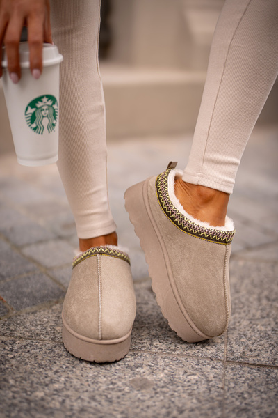 Жіночі зимові чоботи на платформі, утеплені хутром зеленого кольору